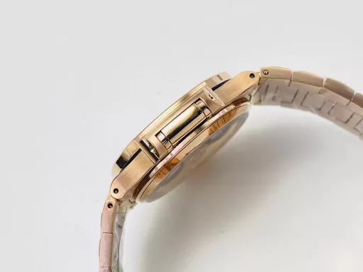 GR Patek Philippe Nautilus women's watch launches a new jewelry style watch!Free travel-friendly custom watch box!1⃣️ The octagonal bezel is inlaid with 68 rectangular spessartine garnets in a double row, showing a double gradient effect from cognac (12 o'clock and 6 o'clock) to champagne (9 o'clock and 3 o'clock). The dial is inlaid with pointed cognac spessartine hour markers. Between the light and shadow, this rare masterpiece shows modern charm.2⃣️ The dial is decorated with the unique wave pattern of the Nautilus women's watch to ensure clarity and legibility, reflecting Patek Philippe's pursuit of readability, even for jewelry watches.3⃣️ The watch is customized 9015 to 324SC automatic winding mechanical movement. The movement window date display. Large center second hand.4⃣️ The dial is rose gold-plated dial, 