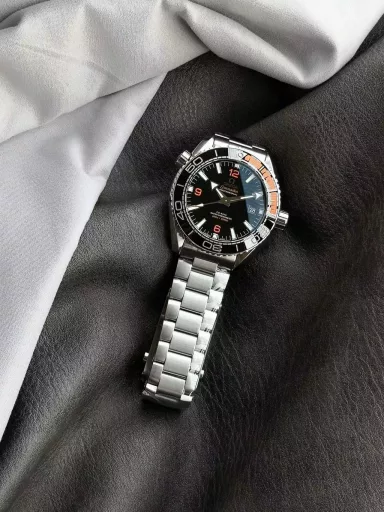 VS limited edition recommendation: Omega Seamaster series 215.30.44.21.01.002 watch, stainless steel bracelet case, 1/4 orange ceramic bezel, black dial, 8900 automatic machinery, 43.5 mm.