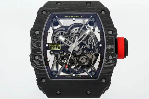 ZF.Factory once again amazed the watch industry and officially opened a new milestone for RM35-02!1) Case: The watch is made of high-tech TPT [quartz fiber] material, with a size of 49.94*44.5MM and a thickness of no more than 45μm. The silica fiber layer is interwoven with special resin fibers through a special automated control system. The fibers between the layers are interwoven at a 45-degree angle. After being heated to 120 degrees Celsius in a three-stage high-temperature flame furnace, they are sent to ProArt for processing and molding. Natural quartz fiber is white, light in texture, and has super impact resistance, non-allergic and UV resistance.2) Movement: Equipped with the newly developed Calibre RMAL1 integrated movement, the movement base and bridge are made of grade 5 titanium alloy sandblasting process, and are treated with PVD/Titaly to ensure maximum rigidity and smooth surface. The unique variable geometry balance wheel can speed up or slow down the winding by adjusting the position of six different wings. The inertial balance wheel oscillates at a frequency of 28800VPH and is equipped with a double barrel system to ensure greater and more stable torque. It also provides a 55-hour power reserve.More importantly, the newly released RMAL1 integrated movement of ZF is the only one in the market that uses real white gemstones on the upper and lower parts of the balance wheel on an integrated base. It is genuine and affordable! This is also the biggest difference from the patch gemstones on the market (other manufacturers)! This is a huge leap forward in ZF's research and development!