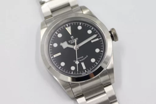 LF Tudor Biwan 79540 Series 41 Watch Update v2① The whole watch is genuine mold casting, and the parts are 100% interchangeable.② The standard size of the watch is 41mm, which is suitable for the wrist size of the general male.③ The upgraded version strengthens the overall polishing of the case and adopts a new customized Cal.2824 movement, which synchronizes the original version without calendar idle gear.A belt and folding buckle can be given with the order, which is both formal and casual, low-key but not mediocre, steady but not agile.