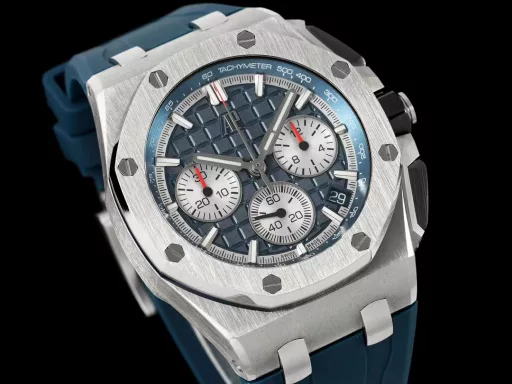 APP Audemars Piguet Royal Oak Offshore 26420 New Upgraded VersionThe newly molded 43 mm case (market version 44 mm, which is the case of the old 26400) adopts a new design, a more ergonomic case, and more refined case details. It has larger polished chamfers. The 43 mm wide case has been carefully modified to accommodate the new movement with a slightly larger diameter. The case contains a set of newly designed chronograph buttons.The dial has been upgraded, the dial texture is CNC slow-washed (non-hydraulic), the finished product has clear texture, and the iconic square is now connected to each other by a cross.The calendar has been upgraded. After the modification of the movement, the original large calendar has been realized. The date window has been pushed to the edge of the dial, and the hands have been slightly modified.The new interchangeable strap function, equipped with a quick release system, can easily change the wearing style. The rubber strap color is black, and there is also a leather strap available.In addition to the titanium version, the Royal Oak Offshore Chronograph 43 mm features a black ceramic bezel, creating a sharp contrast in material and color. The crown and pushers are also made of ceramic.