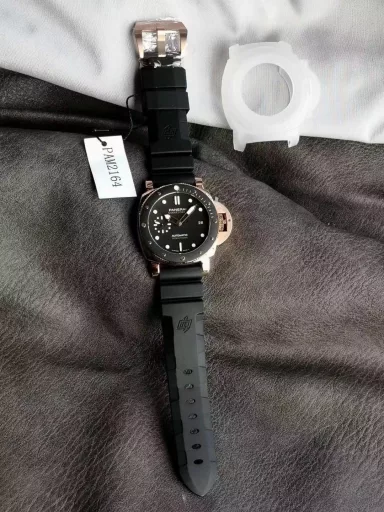 The new Panerai Lumino Dur series PAM01250 watch, stainless steel case with black Italian imported calfskin strap, sapphire crystal glass, carbon black, sun radiation pattern, with luminous Arabic numerals and hour markers. Date display at 3 o'clock, small seconds at 9 o'clock. Equipped with Cal.P.9000 automatic mechanical movement, size: 42 mm.