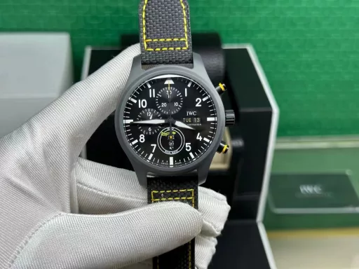 TW fully upgrades IWC's latest ceramic watchIWC pilot chronograph watch is coming, with more delicate details and coordinationIngenuity, meticulously crafted V2 board[Case] ​​The watch size is 44.5mmX15.7mm. The case is made of high-tech ceramics, consistent with the original! And it is frosted and matte! The structure follows the original version - the bezel and the middle case are formed in one piece. Anti-wear, scratch, corrosion resistant[Movement] It uses the powerful and stable Dandong 7750 movement. Hours, minutes, seconds, dual-period display and chronograph function