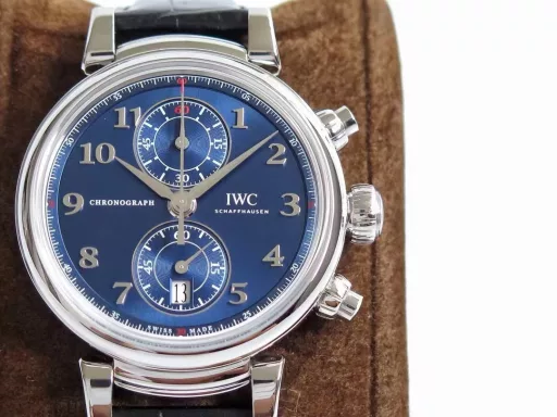 ZF's innovative move [Elegant blues, true to myself] ZF's innovative breakthrough, IWC Da Vinci series IW393402 watch. Satin dark blue, elegant and generous. Shows the gentle and gentlemanly side of men. [Wonderful details] The watch size is 42mmX13.5mm. The color tone of the dial is infinitely close to the original. ZF has made many revisions to reproduce the original soul. The pot-lid-shaped sapphire glass is coated with a double-sided high-definition anti-dizziness blue film, which is transparent and of excellent quality. [Technical breakthrough] After years of research and development, it has finally achieved success. It perfectly reproduces the IWC self-produced Cal.89361 movement, and all functions are fully realized, including the operating feel and the direction of adjusting the calendar, which is completely consistent with the authentic movement. ZF's innovative masterpiece is born, waiting for all watch friends to appreciate it.