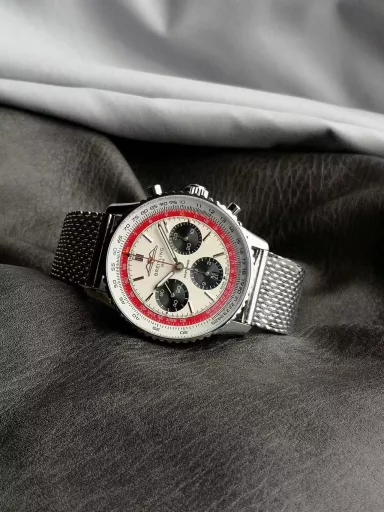 Breitling's new Navitimer celebrates its 70th anniversary, and Breitling reinterprets the classic watch with bold colors. With a size of 43mm, the iteration is undoubtedly an authentic aviation chronograph, with a circular flight slide rule, a stick scale, three small dials and a grooved bezel for easy grip, and the new OXF B01 movement