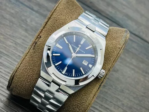 Vacheron Constantin's new Overseas automatic watch for women!1⃣️The new watch has a diameter of 35 mm, which is the same size as the original!2⃣️Equipped with the 9015 modified 1088/1 automatic winding movement, it highlights the slim and light sports style, like a delicate bracelet lingering around the wrist.3⃣️The watch is equipped with an integrated bracelet, which is composed of thin Maltese cross-shaped links, fitting the wrist like a second layer of skin.4⃣️Through the transparent case back, you can appreciate the rich decorative details that have been carefully carved.5⃣️Through the transparent case back, you can appreciate the rich decorative details that have been carefully carved. The bridge on one side of the case back is decorated with exquisite Geneva ripples. The iconic gold rotor of this series is decorated with a wind rose compass pattern, which symbolizes the spirit of never-ending travel and exploration with its graceful and endless dance.VC Factory's masterpiece is welcome to all goddesses! You deserve it!
