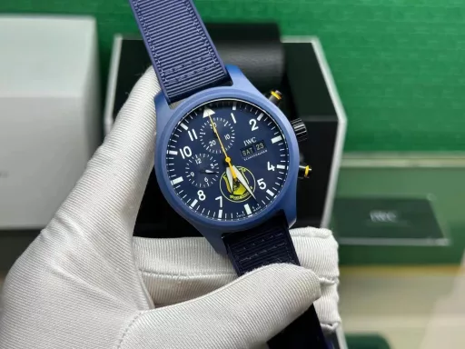 TW fully upgrades IWC's latest ceramic watchIWC pilot chronograph watch is coming, with more delicate details and coordinationIngenuity, meticulously crafted V2 board[Case] ​​The watch size is 44.5mmX15.7mm. The case is made of high-tech ceramics, consistent with the original! And it is frosted and matte! The structure follows the original version - the bezel and the middle case are formed in one piece. Anti-wear, scratch, corrosion resistant[Movement] It uses the powerful and stable Dandong 7750 movement. Hours, minutes, seconds, dual-period display and chronograph function