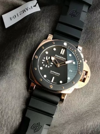 The new Panerai Lumino Dur series PAM01250 watch, stainless steel case with black Italian imported calfskin strap, sapphire crystal glass, carbon black, sun radiation pattern, with luminous Arabic numerals and hour markers. Date display at 3 o'clock, small seconds at 9 o'clock. Equipped with Cal.P.9000 automatic mechanical movement, size: 42 mm.