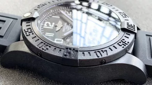 Breitling original one-to-one carbon fiber texture, the ultimate new work. The Breitling Avenger Hurricane series 45mm chronograph was purchased two years ago and disassembled for inspection. After many efforts by the watchmaker, it was finally cracked. It is made of Breitlight® material. Breitlight® is a thermoplastic resin with excellent high temperature resistance. It is a composite of polycarbonate and carbon fiber. The material is 3.3 times lighter than titanium and 5.8 times lighter than stainless steel, but it is stronger and can't be broken! It also has many advantages: scratches, polishing, corrosion resistance, anti-magnetic, anti-allergic, and has a warmer touch than metal, and presents the mottled visual effect of carbon fiber. (The raw materials are purchased in Switzerland, which is hard-won. Don't miss it if you like it) The real thing looks better