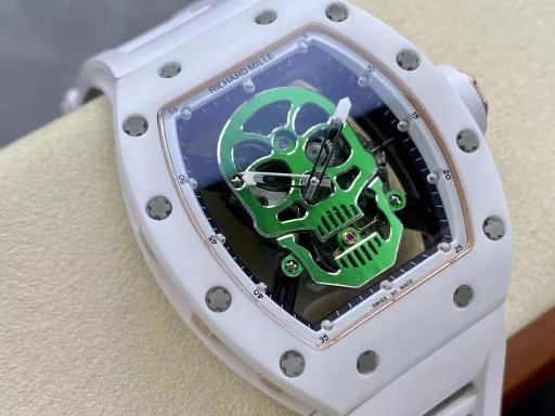 YS Richard Miller RM52-01 white ceramic limited edition real tourbillon reinterprets the essence of the RICHARD MILLE skull, breaking through the bugs of multiple versions, so that the majority of iron fans can have a super high replica with correct size, real movement and in-depth details. Reasons to buy:Size is similar: official length, width and thickness: 504316mm, YS factory length, width and thickness: 49.844.316.4mm;Real bearing: The ruby ​​in the skull's mouth is the real bearing of the tourbillon, not decoration. The gem corresponds to the tourbillon center axis wrapped by the upper and lower jaws, as if swallowing an energy ball, so that the sci-fi artistic conception that the original wants to express can be reflected;Details are in place: The inner wall on the left side of the case inner cover is printed with the RM052 steel stamp like the original, and the size and depth of the right eye gear are close to the original , the center gemstone on the forehead is ruddy and translucent, frosted clasp, imported Thai raw rubber strap;Movement alignment: Thanks to the consistent size of the tourbillon and the original one, from the back of the skull, you can clearly see the operation of the tourbillon with the gemstone coaxial. From the front, the black balance wheel is just blocked by the skull's jaw, leaving only the escape wheel to move under the skull;Inside and outside: The movement is a real tourbillon movement customized by Shanghai Movement Factory. Each watch is QE-edged by a high-intensity simulator, and it is also waterproof.YS Factory——Use the core more carefully!