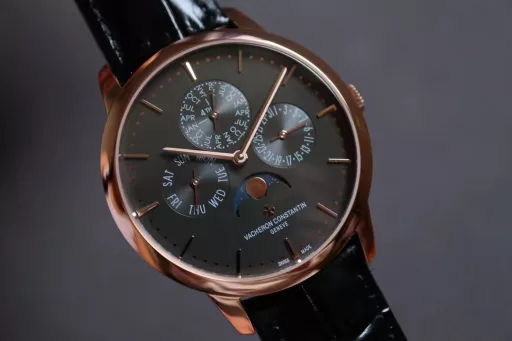 [The thinnest version on the Internet] Mx new product - Vacheron Constantin Patrimony Contemporaine Heritage Series Ultra-thin Perpetual Calendar Watch[Case]: The watch has a diameter of 41mm and a thickness of 9.4mm, which is only 0.03cm different from the thickness of the authentic product, making it the thinnest version on the Internet. The watch has simple lines and smooth contours, adhering to the consistent slimness and elegance of the Heritage Series. It is a 