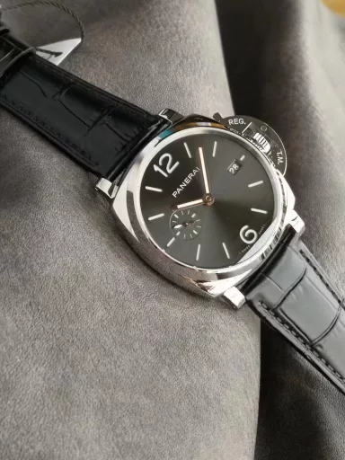 The new Panerai Lumino Dur series PAM01250 watch, stainless steel case with black Italian imported calfskin strap, sapphire crystal glass, carbon black, sun radiation pattern, with luminous Arabic numerals and hour markers. Date display at 3 o'clock, small seconds at 9 o'clock. Equipped with Cal.P.9000 automatic mechanical movement, size: 42 mm.