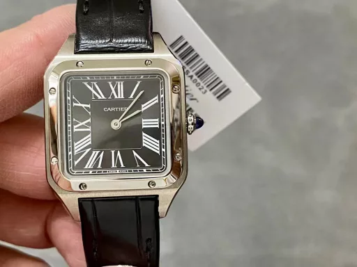 F1 The only one in the market with the same version of the head grain, perfectly restored Cartier's classic work, Cartier Santos. Dumont series, with smooth contours, simple and elegant, is very in line with the trend of contemporary gentlemen. Large watch diameter 46.633.9mm, medium watch diameter: 43.531.4mm, small watch diameter: 38*27.5mm; Swiss quartz movement Compared with round watches, square watches are particularly unique due to their angular design. When it comes to classic square watches, Cartier's Santos is naturally on the list. Santos watches are not only a model of square watches, but also considered to be 