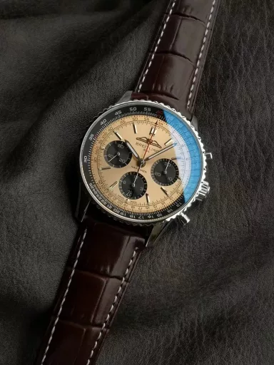 Breitling's new Navitimer celebrates its 70th anniversary, and Breitling reinterprets the classic watch with bold colors. With a size of 43mm, the iteration is undoubtedly an authentic aviation chronograph, with a circular flight slide rule, a stick scale, three small dials and a grooved bezel for easy grip, and the new OXF B01 movement