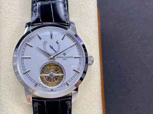 TUR Vacheron Constantin Patrimony Heritage Series Traditionnelle Kinetic Tourbillon Re-release watch, numbered: 89000/000R-9655. After three years of research and development, TUR has reproduced the wheel system layout and the original tourbillon components, and the double support points have reached four-point support (original patent), making the domestic watch industry achieve a qualitative leap. One minute carrousel, 6 vibrations per second, the same frequency as the original. The watch is equipped with the classic bezel, scale and hour markers of the Heritage series; the silver milky white dial is matched with 5N pink gold sword hands, which is full of traditional charm. Equipped with the new Cal.2260 mechanical movement, the case has a diameter of 42 mm and a thickness of 12.2 mm, and is inlaid with a transparent sapphire crystal case back, with 30 meters of water resistance. TUR has restored more than 95% of the functions and appearance based on the original size. The small second hand on the tourbillon and the tourbillon frame is displayed at 6:00 on the dial, which represents that TUR has once again broken through the original technology and function blockade, and has perfectly combined the design aesthetics and innovative materials on the mechanical device, reaching the same level as the original.Welcome all watch friends to appreciate it