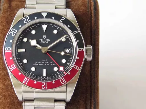 ZF's Best Product of the Year [Biwan Small Shield Retro Chic]ZF shockingly launched the Tudor Biwan Series M79030N-0001 watch, red triangle, gold hour markers, small size, cleverly combining the brand's traditional aesthetics with contemporary watchmaking craftsmanship, and full of retro charm.[Case] ​​The watch size is 41mmX11.9mm. ZF accurately restores a thinner and more delicate shell. Like the original, the lug spacing is also reduced to 20mm. The proportion is just right and it fits the slender wrist better. The exquisite and extraordinary case, the beveled edges are polished and retouched by ZF watchmakers, and will not scratch the hands, and the perfect taste of the original tough retro is realized.[Strap] Synchronized with the original 
