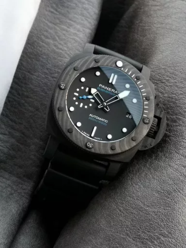 VS Limited Edition Recommendation (New): Panerai Submersible Series PAM02231 watch, carbon fiber watch with black natural rubber strap, Carbotech™ counterclockwise rotating bezel with scale, sapphire crystal glass with luminous hour markers and dots. Date is 3 O'Clock, small seconds is 9 O'Clock, equipped with P.900 automatic mechanical movement, size: 42 mm.