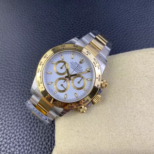 Clean/C factory 116508 full gold ivory face Daytona 1. This time we launched the full gold DaytonaEnamel black face dial with 0 color difference, diamonds use flat moissanite, the fire effect is no less than real diamonds, not inferior zircon.The dial part also uses 3-section splicing particles, all parts are electroplated.The font thickness of the bezel part, and most importantly, the black oil filling is the same as the original, with a matte texture. This is also the only one that has done it, and the detailed pictures will be posted later for comparison. For more details, you can look at the true and false comparison pictures carefully