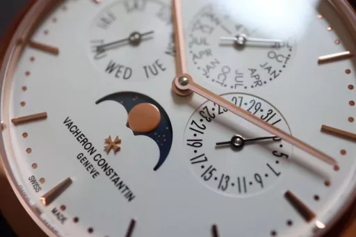 [The thinnest version on the Internet] Mx new product - Vacheron Constantin Patrimony Contemporaine Heritage Series Ultra-thin Perpetual Calendar Watch[Case]: The watch has a diameter of 41mm and a thickness of 9.4mm, which is only 0.03cm different from the thickness of the authentic product, making it the thinnest version on the Internet. The watch has simple lines and smooth contours, adhering to the consistent slimness and elegance of the Heritage Series. It is a 