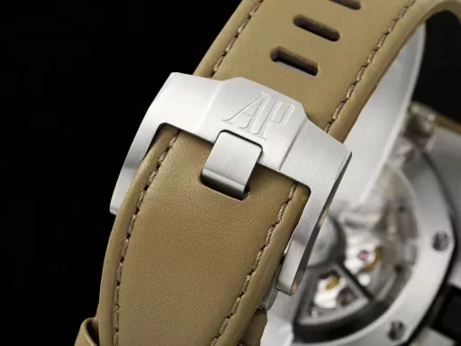 APP Audemars Piguet Royal Oak Offshore 26420 New Upgraded VersionThe newly molded 43 mm case (market version 44 mm, which is the case of the old 26400) adopts a new design, a more ergonomic case, and more refined case details. It has larger polished chamfers. The 43 mm wide case has been carefully modified to accommodate the new movement with a slightly larger diameter. The case contains a set of newly designed chronograph buttons.The dial has been upgraded, the dial texture is CNC slow-washed (non-hydraulic), the finished product has clear texture, and the iconic square is now connected to each other by a cross.The calendar has been upgraded. After the modification of the movement, the original large calendar has been realized. The date window has been pushed to the edge of the dial, and the hands have been slightly modified.The new interchangeable strap function, equipped with a quick release system, can easily change the wearing style. The rubber strap color is black, and there is also a leather strap available.In addition to the titanium version, the Royal Oak Offshore Chronograph 43 mm features a black ceramic bezel, creating a sharp contrast in material and color. The crown and pushers are also made of ceramic.