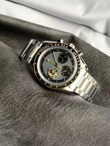 OM Discovery Magazine, Omega Speedmaster 310.20.42.50.01.001 watch, stainless steel bracelet case, lacquered gray dial, 3861 manual mechanical chronograph, 42 mm.