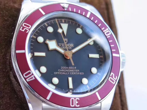 ZF Artifact Tudor Little Red Flower ZF produced the new Tudor Little Red Flower in Basel in 2017. The official made some adjustments to the details based on the old model. 1. The style of the glass was adjusted. The original parallel design was changed to a pot-lid shape, which more strongly showed the retro and nostalgic feelings of the series. 2. The steel strap was redesigned. The links on both sides of the 17-model Little Red Flower strap were connected by rivets, and the structure was stepped, which brought together the characteristics of the past and integrated the current design. The 41mm caliber case was matched with an ice blue hue. The 