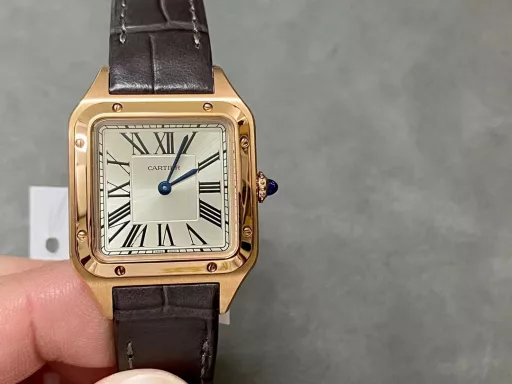 F1 The only one in the market with the same version of the head grain, perfectly restored Cartier's classic work, Cartier Santos. Dumont series, with smooth contours, simple and elegant, is very in line with the trend of contemporary gentlemen. Large watch diameter 46.633.9mm, medium watch diameter: 43.531.4mm, small watch diameter: 38*27.5mm; Swiss quartz movement Compared with round watches, square watches are particularly unique due to their angular design. When it comes to classic square watches, Cartier's Santos is naturally on the list. Santos watches are not only a model of square watches, but also considered to be 