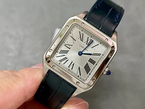F1 The only one in the market with the same version of the head grain, perfectly restored Cartier's classic work, Cartier Santos. Dumont series, with smooth contours, simple and elegant, is very in line with the trend of contemporary gentlemen. Large watch diameter 46.633.9mm, medium watch diameter: 43.531.4mm, small watch diameter: 38*27.5mm; Swiss quartz movement Compared with round watches, square watches are particularly unique due to their angular design. When it comes to classic square watches, Cartier's Santos is naturally on the list. Santos watches are not only a model of square watches, but also considered to be 