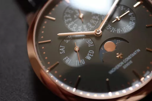 [The thinnest version on the Internet] Mx new product - Vacheron Constantin Patrimony Contemporaine Heritage Series Ultra-thin Perpetual Calendar Watch[Case]: The watch has a diameter of 41mm and a thickness of 9.4mm, which is only 0.03cm different from the thickness of the authentic product, making it the thinnest version on the Internet. The watch has simple lines and smooth contours, adhering to the consistent slimness and elegance of the Heritage Series. It is a 