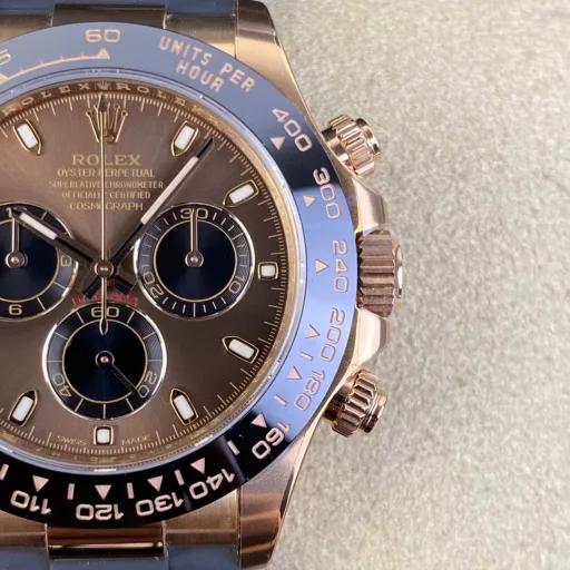Clean factory 116505 steel band rose gold DaytonaThis time we launched a steel band rose gold DaytonaThe coffee-colored surface dial has 0 color differenceThe dial part is also spliced ​​in 3 sections. All parts are electroplated.The font thickness of the bezel part, and most importantly, the black oil filling is the same as the original, with a mattefeel. This is also the only one that can do it. I will post detailed pictures for comparison later. For more details, you can look at the true and false comparison pictures carefullyCollapse