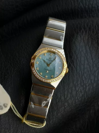 AS Omega fifth generation Constellation series 28mm Swiss quartz watch.The whole watch has been finely polished. The fit between the case and the claws, the Roman scale on the bezel and the restoration of the observatory on the bottom cover are comparable to the original.The dial uses mother-of-pearl material and unique etching technology to create the dial texture pattern, and the new Taiwan stone holder makes the lettering more delicate.The chamfers on both sides of the case and bracelet are hand-polished and polished by watchmakers to make the watch more refined! The style is gentle and moving, and the workmanship is exquisite. The most beautiful constellation, the first choice for ladies!
