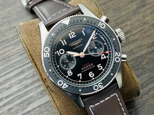 Longines launches the new Spirit Pioneer ZuIu Time watch!1⃣️Diameter 42 mm, frosted lettering, frosted ceramic bezel, bidirectional rotation, synchronized with the official website!2⃣️The bezel is decorated with black, green and blue ceramic inlays, marked with 24-hour scale and Super-LumiNova fluorescent inverted triangle, indicating the time information of the second time zone.3⃣️The disk is also decorated with a flying wing hourglass pattern and five star reliefs. There is a date window at 6 o'clock.4⃣️The sapphire crystal mirror is slightly arched, and both the inside and outside are treated with anti-glare coating. The bidirectional rotation is precise and smooth. The watch is equipped with a screw-in crown that is easy to grip and adjust, and the sealed case back is fixed by 6 screws, with excellent water resistance of 100 meters.5⃣️Stainless steel bracelet or brown/yellow/blue Italian calfskin, with a safety buckle, excellent, comfortable and sturdy.6⃣️The 2836 movement is modified into the original L844.4 automatic winding movement, which can provide up to 48 hours of power reserve and is certified by the Swiss Official Observatory (COSO).Welcome all watch friends to appreciate it!