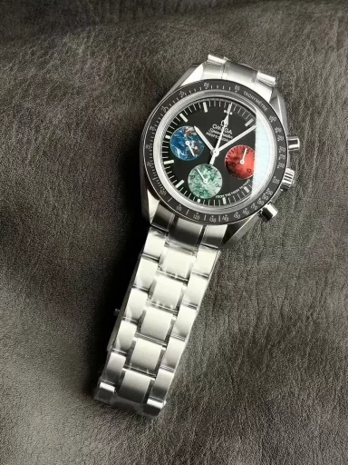 OM Exploration Magazine: Omega Speedmaster 3577.50.00 watch (stainless steel-black dial with colored chronograph dial, 1861 manual, 42 mm).