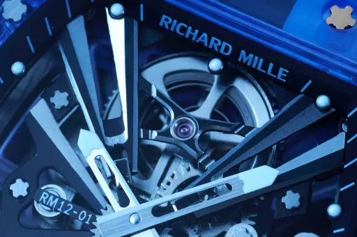 RM Factory reproduces the extraordinary sports quality of Richard MillerAchieving the integration of material innovation and watch architecture, launching a generation of legendary RM12-01 Tourbillon Sapphire Transparent Edition[Case] ​​A fully transparent case is created by combining sapphire crystal to form a technically coherent and visually inseparable whole.The integrated base plate and case are integrated into one, inspired by the chassis of a racing car, which enhances rigidity and impact resistance.[Dial] The lines are inspired by the structural form of architectural design, and the tubular inclined configuration provides optimal rigidity and torsional rigidity, with excellent resistance to thermal changes and corrosive elements. The base plate supports a grade 5 titanium bridge, which is highly original in terms of three-dimensional structure. This outstanding architectural style can withstand accelerations of more than 5,000 Gs.[Movement] The Swiss standard custom-made tourbillon movement proudly displays the ultimate hand-made refinement of the movement through the sapphire crystal. The playful combination of polished pivots, satin polishing, circular surface treatment and high polishing presents a stunning visual effect. RM has broken through the technical barriers and achieved this masterpiece with a transparent movement, bringing a bright and moving appearance to the RM12-01.