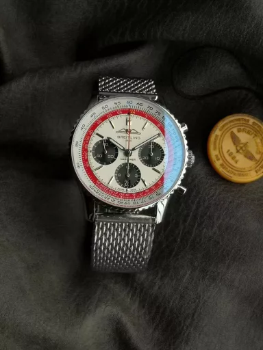 Breitling's new Navitimer celebrates its 70th anniversary, and Breitling reinterprets the classic watch with bold colors. With a size of 43mm, the iteration is undoubtedly an authentic aviation chronograph, with a circular flight slide rule, a stick scale, three small dials and a grooved bezel for easy grip, and the new OXF B01 movement