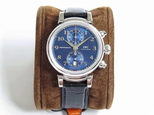 ZF's innovative move [Elegant blues, true to myself] ZF's innovative breakthrough, IWC Da Vinci series IW393402 watch. Satin dark blue, elegant and generous. Shows the gentle and gentlemanly side of men. [Wonderful details] The watch size is 42mmX13.5mm. The color tone of the dial is infinitely close to the original. ZF has made many revisions to reproduce the original soul. The pot-lid-shaped sapphire glass is coated with a double-sided high-definition anti-dizziness blue film, which is transparent and of excellent quality. [Technical breakthrough] After years of research and development, it has finally achieved success. It perfectly reproduces the IWC self-produced Cal.89361 movement, and all functions are fully realized, including the operating feel and the direction of adjusting the calendar, which is completely consistent with the authentic movement. ZF's innovative masterpiece is born, waiting for all watch friends to appreciate it.