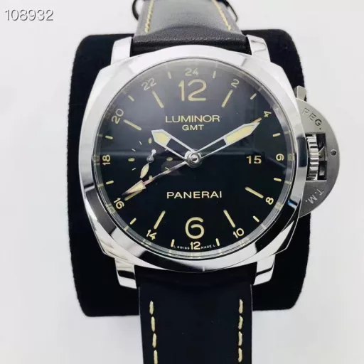 VS Panerai PAM531 GMT Dual Time is the only version on the market that is closest to the original. It is a watch specially tailored for travelers and business people. The original replica movement is consistent with the original, stable and durable, GMT time adjustment, sapphire glass, super luminous effect, clear and simple digital reading! VS's ingenuity is worth your possession