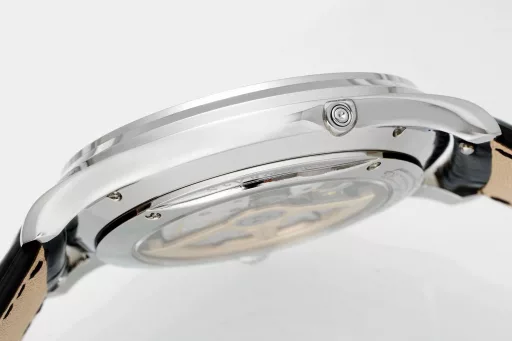 APS new moon phase master The new moon phase uses an integrated movement cal.925, which has been greatly improved through long-term improvements. The difference between the new version of the moon phase master and the old version is the replacement of the moon phase disk, the strap is upgraded to the latest version of quick release, and the buckle arc is increased to improve the comfort of the wearing experience. The disk logo is upgraded from printed to metal logo, and the overall texture is greatly improved.