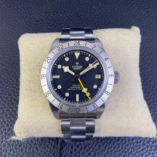 The 39MM is an extremely comfortable size. The stainless steel case is processed by two processes, brushed on the front and polished on the side, which is also the usual case processing method of Rolex. It is worth mentioning that Tudor has also redesigned the crown of this watch. It is flush with the middle case and hides the crown shaft, making it easier to grip and adjust the time.Tudor's unique dial design uses non-radiation Super-Luminova luminous paint to make a whole piece of scale nails. The lack of a metal frame makes it more concise and the luminous effect is brighter.In addition to the conventional display of local time, this watch is also equipped with a GMT function, which is indicated by a longer yellow snowflake hand and a 24-hour fixed scale outer ring. The instantaneous calendar at 3 o'clock is synchronized with the hour hand that can be adjusted independently, which is very practical in daily life.In addition, this watch is equipped with Tudor's 