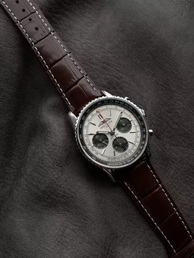 Breitling's new Navitimer celebrates its 70th anniversary, and Breitling reinterprets the classic watch with bold colors. With a size of 43mm, the iteration is undoubtedly an authentic aviation chronograph, with a circular flight slide rule, a stick scale, three small dials and a grooved bezel for easy grip, and the new OXF B01 movement