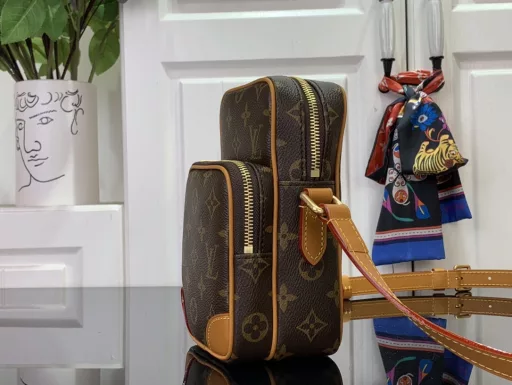 The stylish Amazone crossbody bag is made from Monogram canvas with used leather for corners, edges and detachable straps. Pharrell Williams has taken inspiration from 1980s designs to create a compact handbag that blends vintage charm with a sophisticated modern touch. A zippered headpiece with pearls and adjustable shoulder straps ensure portability and comfort.