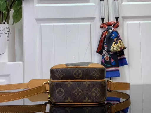 The stylish Amazone crossbody bag is made from Monogram canvas with used leather for corners, edges and detachable straps. Pharrell Williams has taken inspiration from 1980s designs to create a compact handbag that blends vintage charm with a sophisticated modern touch. A zippered headpiece with pearls and adjustable shoulder straps ensure portability and comfort.