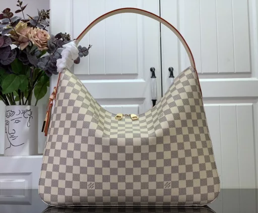 This upgraded version of Slouchy MM shows the Damier Azur pattern of the house as a graphic signature. Fully functional and delicate, it is made of coated canvas with a unique pattern created using gravity printing. It has an iconic padlock nameplate and there's plenty of room inside for the essentials that work into the weekend.