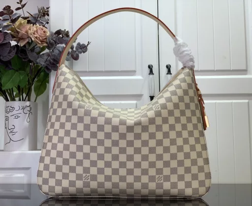 This upgraded version of Slouchy MM shows the Damier Azur pattern of the house as a graphic signature. Fully functional and delicate, it is made of coated canvas with a unique pattern created using gravity printing. It has an iconic padlock nameplate and there's plenty of room inside for the essentials that work into the weekend.
