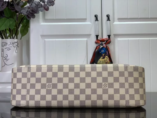 This upgraded version of Slouchy MM shows the Damier Azur pattern of the house as a graphic signature. Fully functional and delicate, it is made of coated canvas with a unique pattern created using gravity printing. It has an iconic padlock nameplate and there's plenty of room inside for the essentials that work into the weekend.