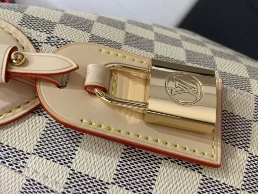 This upgraded version of Slouchy MM shows the Damier Azur pattern of the house as a graphic signature. Fully functional and delicate, it is made of coated canvas with a unique pattern created using gravity printing. It has an iconic padlock nameplate and there's plenty of room inside for the essentials that work into the weekend.