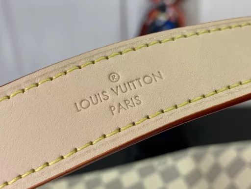 This upgraded version of Slouchy MM shows the Damier Azur pattern of the house as a graphic signature. Fully functional and delicate, it is made of coated canvas with a unique pattern created using gravity printing. It has an iconic padlock nameplate and there's plenty of room inside for the essentials that work into the weekend.