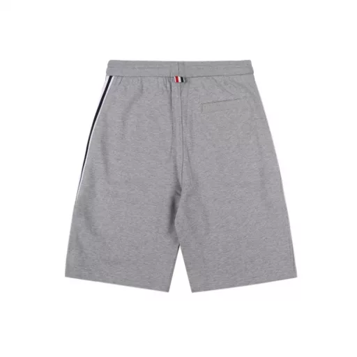 Thom Browne side webbing shortsThe fabric is made of professional stitched surface 32s delicate touch inner 8s, crisp and shaped, gram weight up to 380g, MOO order quantity 500kg (equivalent to 1000 pieces). Pocket cloth red, white and blue woven Oxford fabric material, the market spot red stripes are orange-red, the minimum order quantity of pocket cloth alone is 3000 meters. The work is completely restored to the latest version of the counter, improving the old pocket edge and side pressure line.