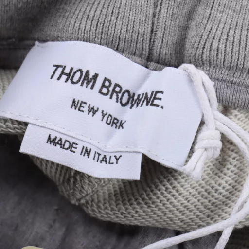 Thom Browne side webbing shortsThe fabric is made of professional stitched surface 32s delicate touch inner 8s, crisp and shaped, gram weight up to 380g, MOO order quantity 500kg (equivalent to 1000 pieces). Pocket cloth red, white and blue woven Oxford fabric material, the market spot red stripes are orange-red, the minimum order quantity of pocket cloth alone is 3000 meters. The work is completely restored to the latest version of the counter, improving the old pocket edge and side pressure line.