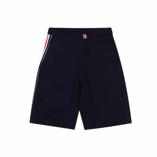 Thom Browne side webbing shortsThe fabric is made of professional stitched surface 32s delicate touch inner 8s, crisp and shaped, gram weight up to 380g, MOO order quantity 500kg (equivalent to 1000 pieces). Pocket cloth red, white and blue woven Oxford fabric material, the market spot red stripes are orange-red, the minimum order quantity of pocket cloth alone is 3000 meters. The work is completely restored to the latest version of the counter, improving the old pocket edge and side pressure line.